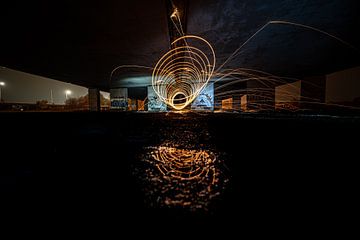 Lichtmalerei in Form eines Spinntunnels unter dem Viadukt von Fotografiecor .nl