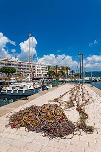 Fischernetz im Fischereihafen von Sa Coma, Insel Mallorca, Spanien