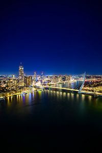 Nächtlicher Blick auf die Rotterdamer Skyline von der Erasmusbrug über die Nieuwe Maas