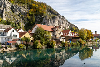 Idyllischer Blick auf den Ort Markt Essing in Bayern