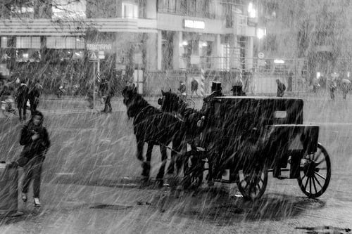 Paard en wagen koets in winters straatbeeld