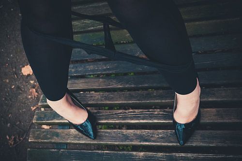 Frauenbeine mit heruntergelassener Unterwäsche und hohen Absätzen