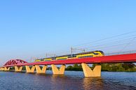 Zug der Niederländischen Eisenbahnen NS bei der Fahrt über den Hanzeboog von Sjoerd van der Wal Fotografie Miniaturansicht
