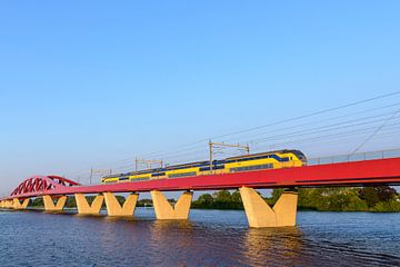 Zug der Niederländischen Eisenbahnen NS bei der Fahrt über den Hanzeboog von Sjoerd van der Wal