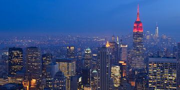 Manhattan New York met het Empire State Building in de avond, panorama von Merijn van der Vliet