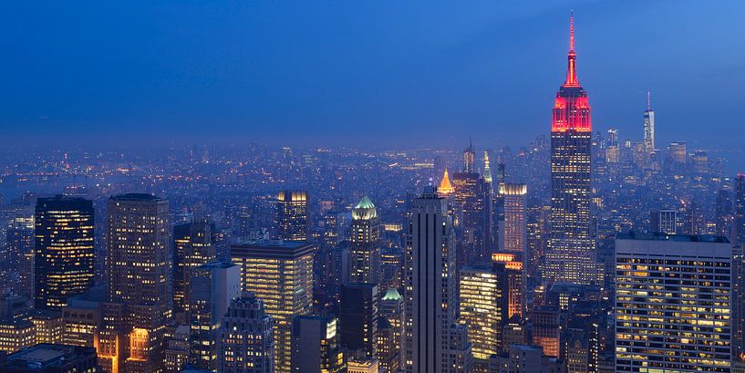 Manhattan New York met het Empire State Building in de avond, panorama van Merijn van der Vliet