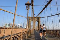 Brooklyn Bridge in New York in de ochtend met hardlopers van Merijn van der Vliet thumbnail