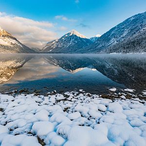 Neuschnee am Ufer