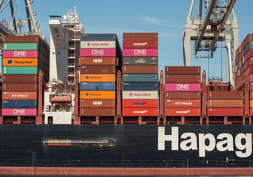 Containerschiffe, die im Hafen an der Maasvlakte festgemacht haben.