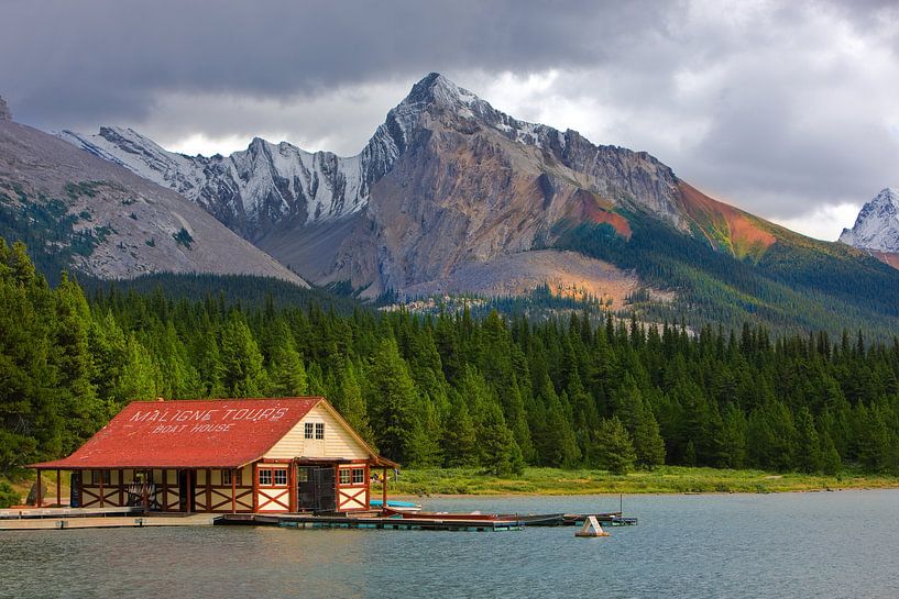 Bootshaus im Maligne Lake, Jasper NP, Alberta, Kanada von Henk Meijer Photography