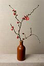 Branche de fleurs dans un vase, chaenomeles japonica, Japandi style sur Joske Kempink Aperçu
