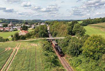 Luchtfoto van het Miljoenenlijntje bij het vertrek uit Wijlre van John Kreukniet