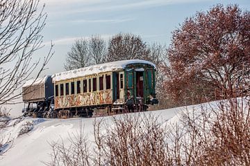 Verlaten treinstel bij Simpelveld in de sneeuw van John Kreukniet