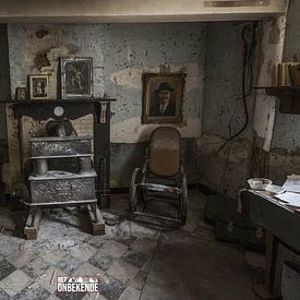 Woonkamer waar de tijd stil heeft gestaan. van Het Onbekende