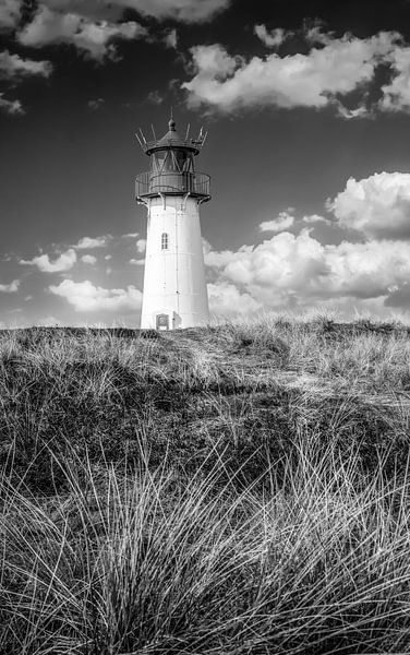Lighthouse List-West in the nature reserve Ellenbogen Peninsula (black-white) by Christian Müringer