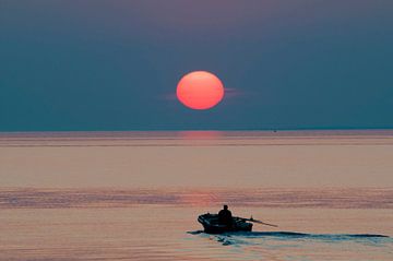 Boot en zonsondergang van Anjo Kan