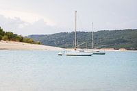 Boote im See, Südfrankreich