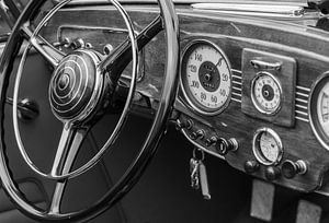Nostalgisches Cockpit eines Alten Oldtimer, Schwarzweißfotografie