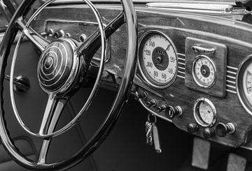Nostalgische cockpit van een oude klassieke auto, zwart-wit fotografie van Animaflora PicsStock