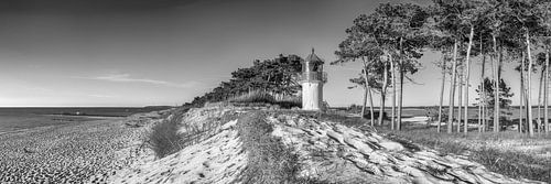 Eiland Hiddensee aan de Oostzee met vuurtoren in zwart-wit.