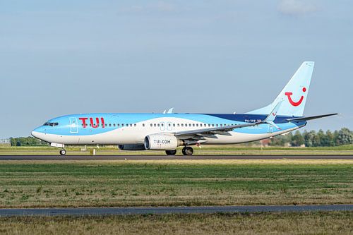 TUI Boeing 737-800 hebt von der Polderbaan ab.