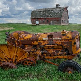 Vervallen boerderij en tractor in Canada van Co Bliekendaal