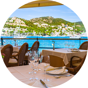 Tafel dekken bij restaurant aan zee met prachtig uitzicht op zee van Alex Winter