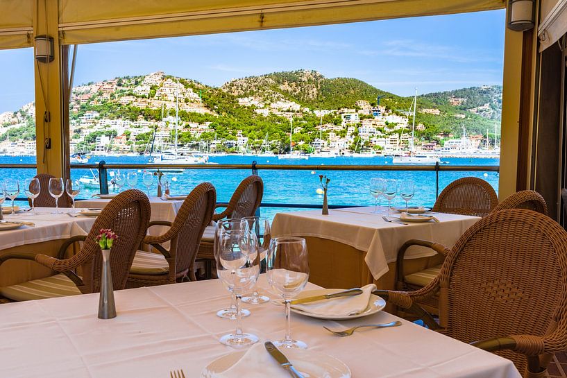 Gedeckter Tisch in einem Restaurant am Meer mit schönem Meerblick von Alex Winter