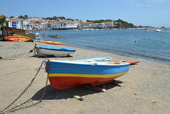 Klein kleurig bootje op het strand van Cadaqués