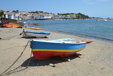 Klein kleurig bootje op het strand van Cadaqués van Evert-Jan Hoogendoorn