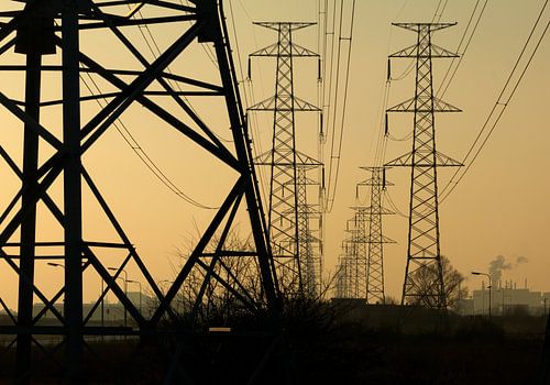 Hoogspanningsmasten in tegenlicht