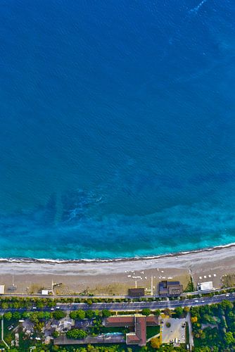 Photos from a great height. Aerial view from top to bottom of the turquoise sea with green trees. Ab