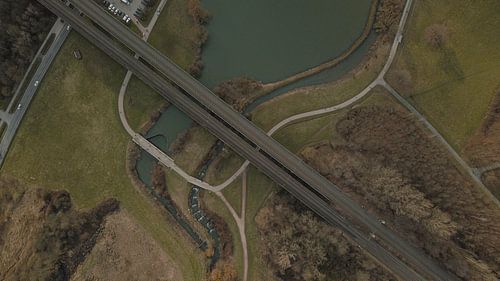 Drone beeld van een meer met een treinspoor