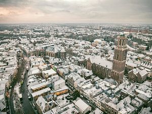 Das Stadtzentrum von Zwolle an einem kalten Wintermorgen von der