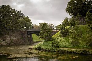 Bridge in the gardens of the Emperial Palace in Tokyo, Japan von Marcel Alsemgeest