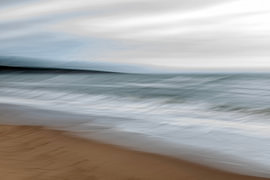 Meer, Luft und Strand an einem bewölkten Tag