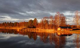 Herbstsonnenaufgang am See Ösjön in Schweden von Aagje de Jong