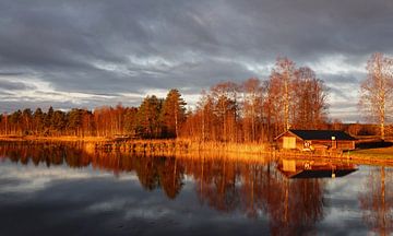 Zonsopgang in de herfst bij het Ösjön meer in Zweden