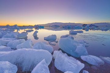 Eisschollen auf dem See Jökulsarlon in Island während des Sonnenuntergangs