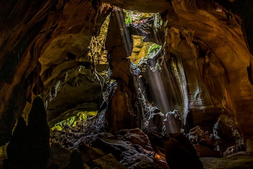 Grot met lichtstralen Sumatra, cave with lightbeams van Corrine Ponsen