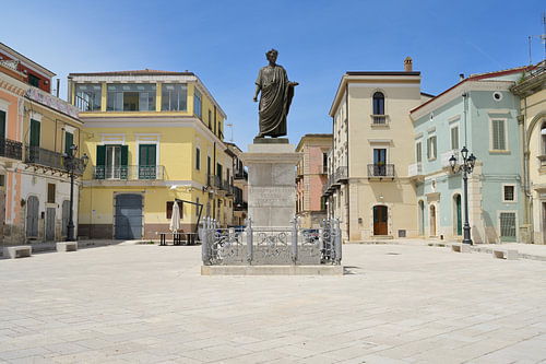 La statue d'Horace sur la place principale historique de Venosa
