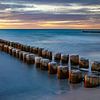 Zonsondergang: kribben aan de Oostzeekust bij Ahrenshoop van t.ART