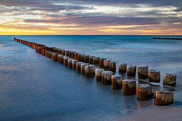 Zonsondergang: kribben aan de Oostzeekust bij Ahrenshoop van t.ART