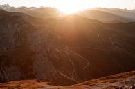 Wandelen in de bergen in de warme zon met tegenlicht over de bergtoppen van Hidde Hageman thumbnail