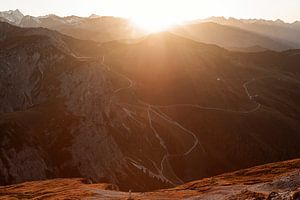 Wandern in den Bergen in der warmen Sonne mit Gegenlicht über den Berggipfeln von Hidde Hageman