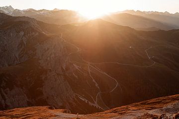 Wandelen in de bergen in de warme zon met tegenlicht over de bergtoppen