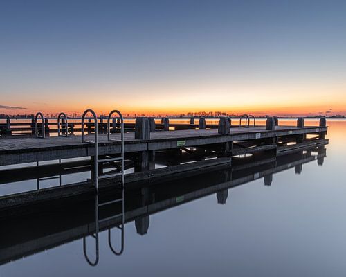Zwemsteiger in het Alkmaardermeer tijdens windstille zonsopkomst  bij recreatiegebied De Hoorne