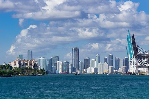 Verenigde Staten, Florida, Miami City Skyline haven kranen sout pointe pier park