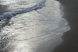 Silbergraues Wasser und Sand 4