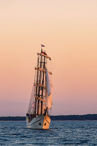Segelschiff im Sonnenuntergang auf der Hanse Sail in Rostock